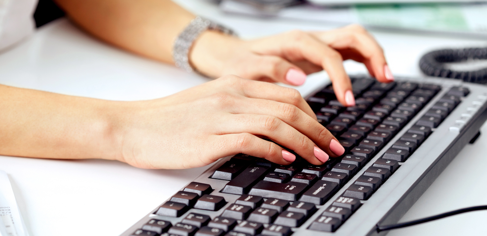 Фото в текст. Руки на клавиатуре. Набор текста. Женские руки на клавиатуре. Человек за клавиатурой. Фото в текст. Руки на клавиатуре. Набор текста. Женские руки на клавиатуре. Человек за клавиатурой.